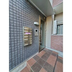 MaisonFar黒川のエントランス