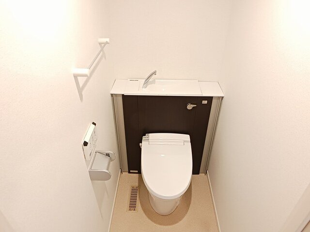 【トイレ】 | ア・ニューライフ　ナハ | 落ち着いた色調のトイレです