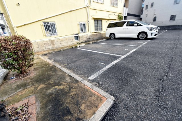 サンハウス西宮の駐車場