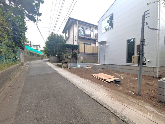海まで徒歩8分！ 木の温もりと緑に包まれるの前面道路含む現地写真|前面道路