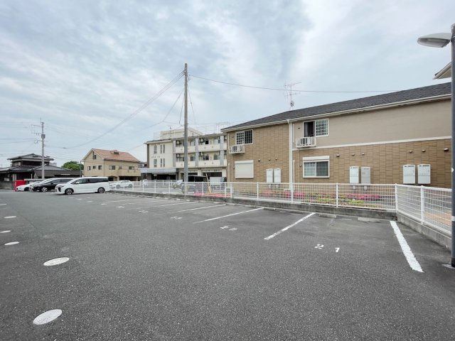 ニューガイアソラーレ下石田の駐車場