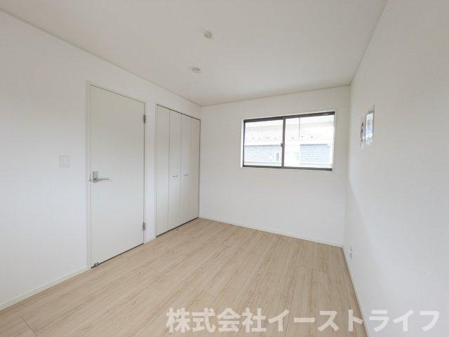 【新築戸建】　いわき市平豊間第9　全2棟の子供部屋|2号棟写真　フローリングのお部屋は耐久性があり傷が付きにくいので、一般的な使用ではメンテナンスはあまり必要ありません。また、汚れたらさっとふき取るだけで、きれいな場外を保つことができます。