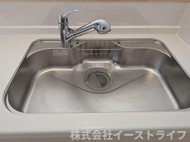 【新築戸建】　いわき市平豊間第9　全2棟のキッチン|同社施工写真　浄水器一体型水栓です◎対面式キッチンなので、リビングルームにいるご家族の様子を見ながら調理ができ、小さなお子様がいるご家庭でも安心です。