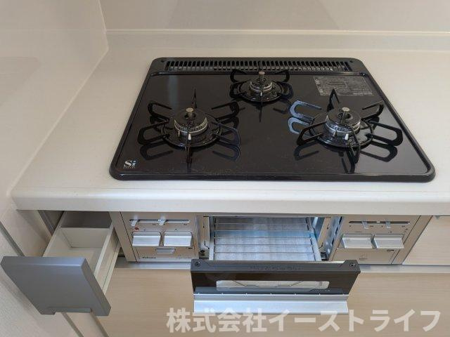 【新築戸建】　いわき市平豊間第9　全2棟のキッチン|同社施工写真　ガス火3口、魚焼きグリル、調味用入れがついています！