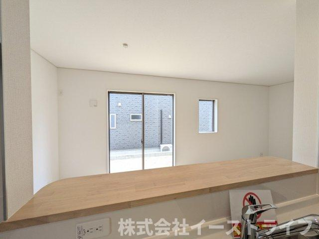 【新築戸建】　いわき市平豊間第9　全2棟のキッチン|同社施工写真　キッチンからリビングへの目線です◎