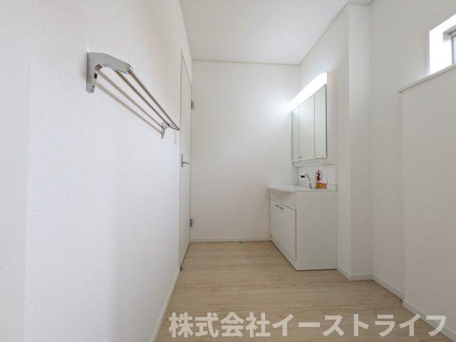 【新築戸建】　いわき市平豊間第9　全2棟の独立洗面台|同社施工写真　朝の身支度に便利な独立洗面台です。3面鏡で鏡の裏には収納スペースがあり、小物などをすっきり片づけることができます。