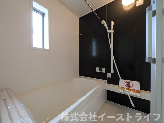 【新築戸建】　いわき市平豊間第9　全2棟の浴室|同社施工写真　リラックスできる雰囲気の浴室です。洗い場が広々としています。浴槽も広くリラックスするには最適です。