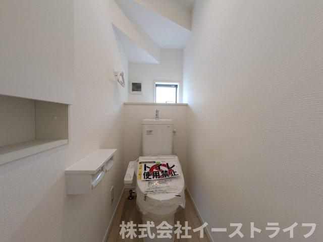 【新築戸建】　いわき市平豊間第9　全2棟のトイレ|2号棟写真　落ち着いた色調のトイレで、温水洗浄機能付き便座です