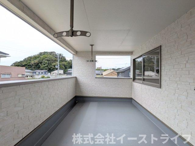 【新築戸建】　いわき市平豊間第9　全2棟のバルコニー|同社施工写真　インナーバルコニーは広々としていてお洗濯が楽ちんです。