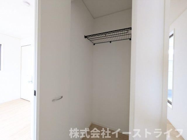 【新築戸建】　いわき市平豊間第9　全2棟の収納|2号棟写真　2階のホールにもクローゼットが完備されています。掃除用品などを収納するのに大変便利です！