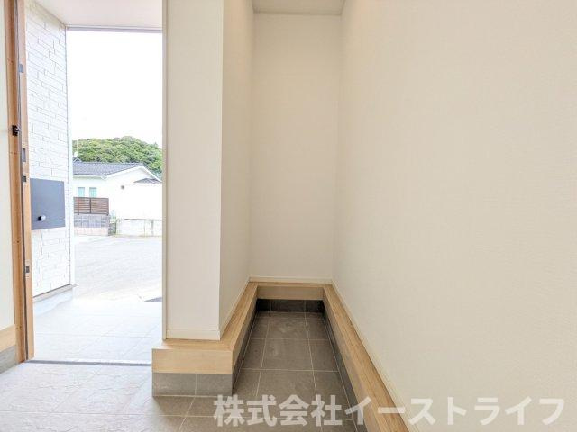 【新築戸建】　いわき市平豊間第9　全2棟の収納|2号棟写真　玄関には土間収納がついているので、ゴルフバッグやベビーカーを収納するに最適です！