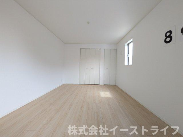 【新築戸建】　いわき市平豊間第9　全2棟の寝室|2号棟写真　家具などのインテリアともマッチしておしゃれ感が出しやすく、身の回りの整理がしやすいのも洋室の魅力です◎