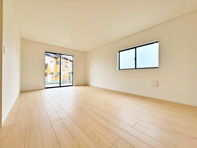 クレイドルガーデン　高浜市向山町第６　全3棟の居間・リビング|家族が自然と集まる広々としたリビング。お子様の成長を見守りながら過ごせます。									
									