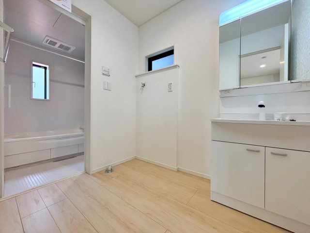 クレイドルガーデン　高浜市向山町第６　全3棟の独立洗面台|ゆとりある上等な洗面空間。日々の身支度を、心地よく上品に整えていただける設計となっています。		
