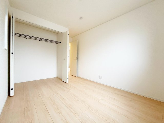クレイドルガーデン　高浜市向山町第６　全3棟の洋室|陽当りの良い洋室は、お子様の勉強部屋や家族の寝室としても使える、暮らしに合わせて活用できる空間です。									
									