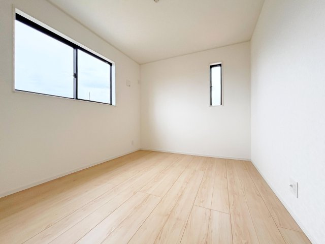 クレイドルガーデン　高浜市向山町第６　全3棟の洋室|陽当りの良い洋室は、お子様の勉強部屋や家族の寝室としても使える、暮らしに合わせて活用できる空間です。									
									
