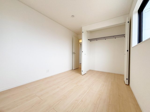 クレイドルガーデン　高浜市向山町第６　全3棟の洋室|陽当りの良い洋室は、お子様の勉強部屋や家族の寝室としても使える、暮らしに合わせて活用できる空間です。									
									
