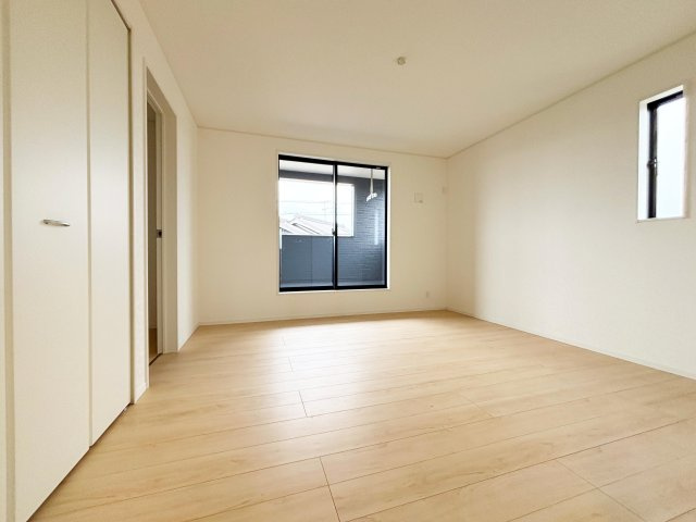 クレイドルガーデン　高浜市向山町第６　全3棟の洋室|陽当りの良い洋室は、お子様の勉強部屋や家族の寝室としても使える、暮らしに合わせて活用できる空間です。									
									