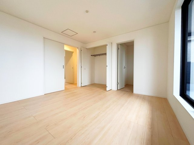 クレイドルガーデン　高浜市向山町第６　全3棟の洋室|陽当りの良い洋室は、お子様の勉強部屋や家族の寝室としても使える、暮らしに合わせて活用できる空間です。									
									