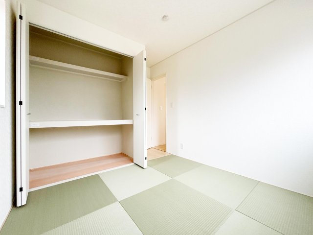 クレイドルガーデン　高浜市向山町第６　全3棟の和室|畳の柔らかな感触が心地よい和室は、来客時のおもてなしの場や、家事の合間にくつろげる空間として活躍します。									
									