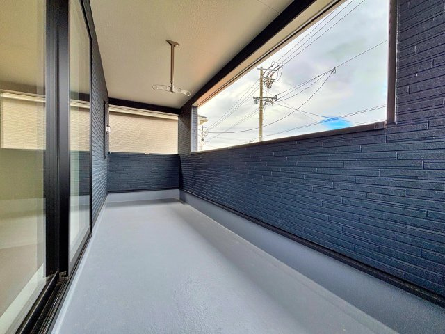クレイドルガーデン　高浜市向山町第６　全3棟のバルコニー|使いやすい広さのバルコニーで、家事の効率もアップします。日当たりの良さも魅力です。									
									