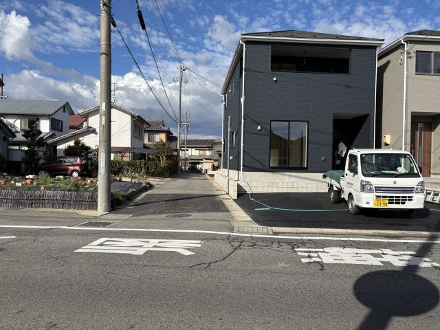クレイドルガーデン　高浜市向山町第６　全3棟の前面道路含む現地写真|十分なゆとりがあり、邸宅としての佇まいをより一層引き立てております。上品な住環境をお約束いたします。									
									