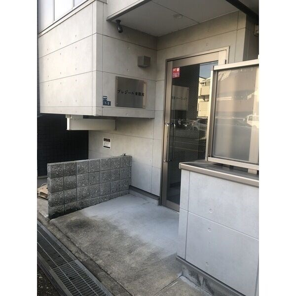 尼崎市東難波町３丁目のアパートのエントランス