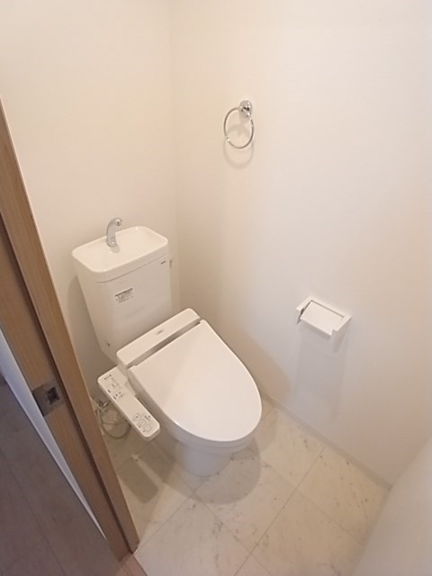 尼崎市東難波町３丁目のアパートのトイレ