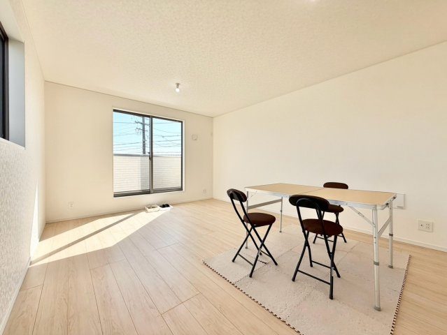 クレイドルガーデン　高浜市向山町第６　全3棟の居間・リビング|家族が自然と集まる広々としたリビング。お子様の成長を見守りながら過ごせます。									
									