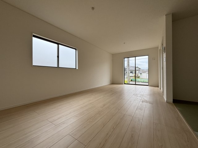 クレイドルガーデン　高浜市向山町第６　全3棟の居間・リビング|家族が自然と集まる広々としたリビング。お子様の成長を見守りながら過ごせます。									
									
