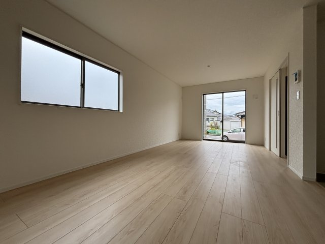 クレイドルガーデン　高浜市向山町第６　全3棟の居間・リビング|家族が自然と集まる広々としたリビング。お子様の成長を見守りながら過ごせます。									
									