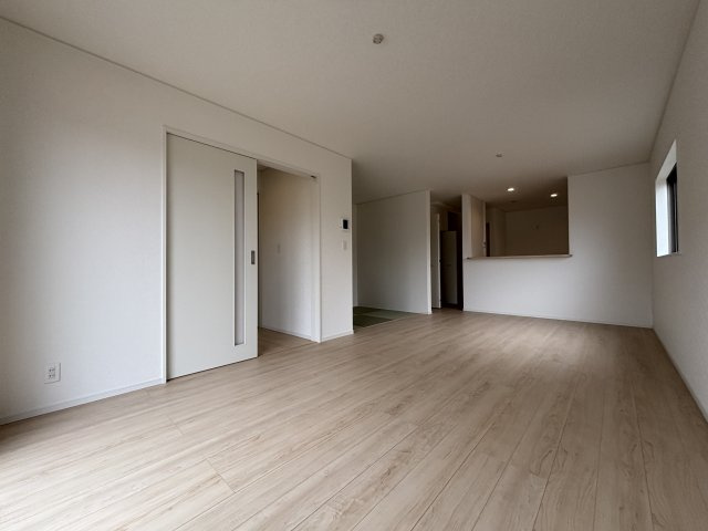 クレイドルガーデン　高浜市向山町第６　全3棟の居間・リビング|家族が自然と集まる広々としたリビング。お子様の成長を見守りながら過ごせます。									
									