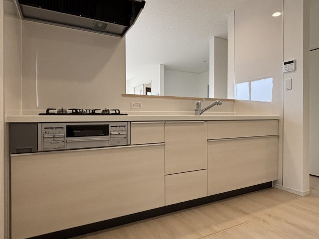 クレイドルガーデン　高浜市向山町第６　全3棟のキッチン|収納力に優れたキッチンで、家族の食事づくりも効率よく進められます。									
									