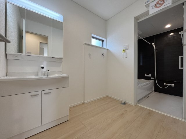 クレイドルガーデン　高浜市向山町第６　全3棟のその他|ゆとりある上等な洗面空間。日々の身支度を、心地よく上品に整えていただける設計となっています。		