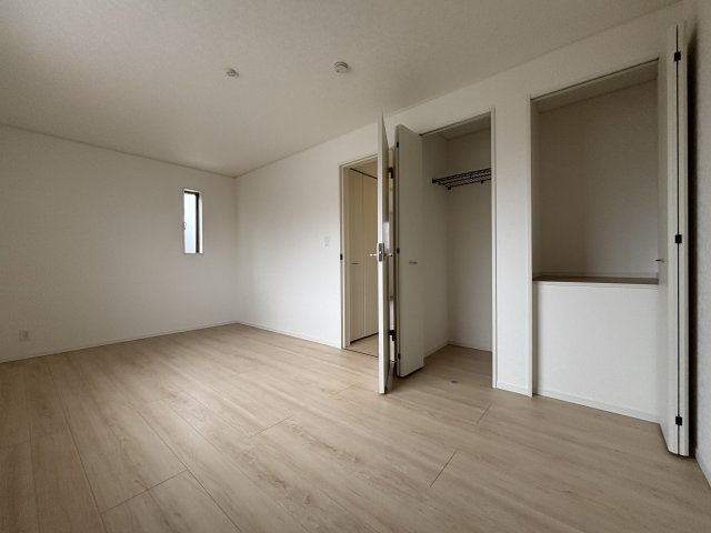 クレイドルガーデン　高浜市向山町第６　全3棟の洋室|陽当りの良い洋室は、お子様の勉強部屋や家族の寝室としても使える、暮らしに合わせて活用できる空間です。									
									