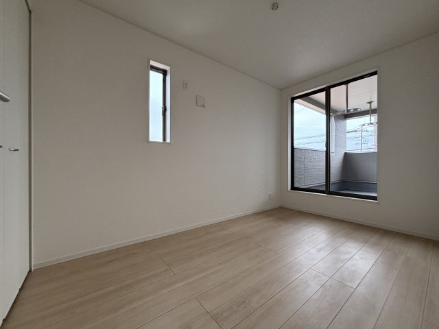 クレイドルガーデン　高浜市向山町第６　全3棟の洋室|陽当りの良い洋室は、お子様の勉強部屋や家族の寝室としても使える、暮らしに合わせて活用できる空間です。									
									