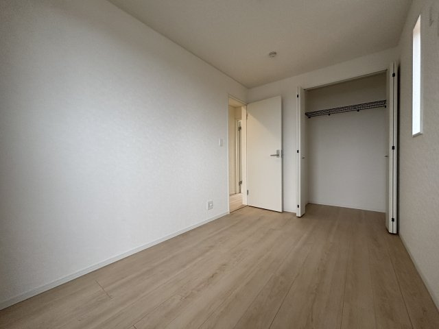 クレイドルガーデン　高浜市向山町第６　全3棟の洋室|陽当りの良い洋室は、お子様の勉強部屋や家族の寝室としても使える、暮らしに合わせて活用できる空間です。									
									