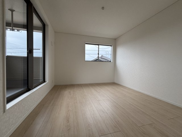クレイドルガーデン　高浜市向山町第６　全3棟の洋室|陽当りの良い洋室は、お子様の勉強部屋や家族の寝室としても使える、暮らしに合わせて活用できる空間です。									
									