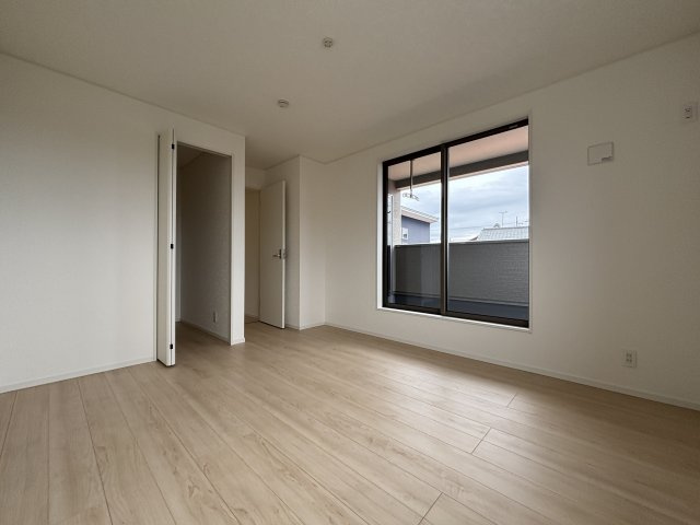 クレイドルガーデン　高浜市向山町第６　全3棟の洋室|陽当りの良い洋室は、お子様の勉強部屋や家族の寝室としても使える、暮らしに合わせて活用できる空間です。									
									