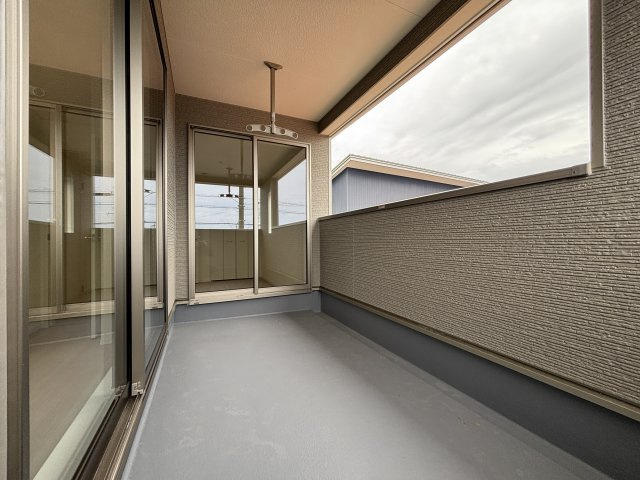 クレイドルガーデン　高浜市向山町第６　全3棟のバルコニー|使いやすい広さのバルコニーで、家事の効率もアップします。日当たりの良さも魅力です。									
									