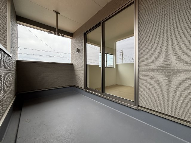 クレイドルガーデン　高浜市向山町第６　全3棟のバルコニー|使いやすい広さのバルコニーで、家事の効率もアップします。日当たりの良さも魅力です。									
									