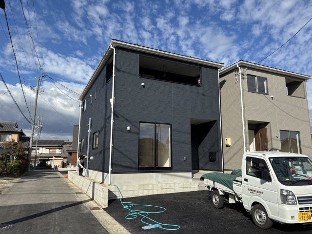 クレイドルガーデン　高浜市向山町第６　全3棟の前面道路含む現地写真|十分なゆとりがあり、邸宅としての佇まいをより一層引き立てております。上品な住環境をお約束いたします。									
									