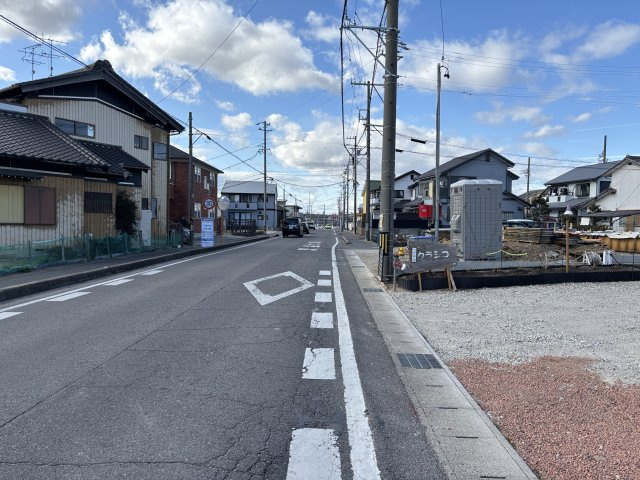 クレイドルガーデン　高浜市向山町第６　全3棟の前面道路含む現地写真|十分なゆとりがあり、邸宅としての佇まいをより一層引き立てております。上品な住環境をお約束いたします。									
									