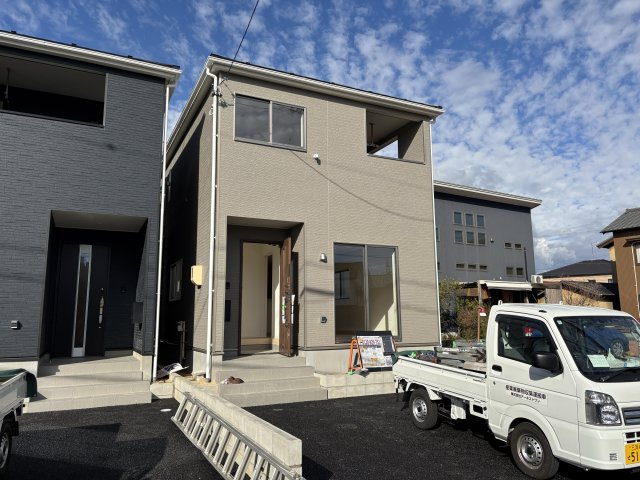 クレイドルガーデン　高浜市向山町第６　全3棟の外観|落ち着いた色合いと上品な質感の外観は、家族の成長とともに永く愛せるデザインを実現しています。									
									