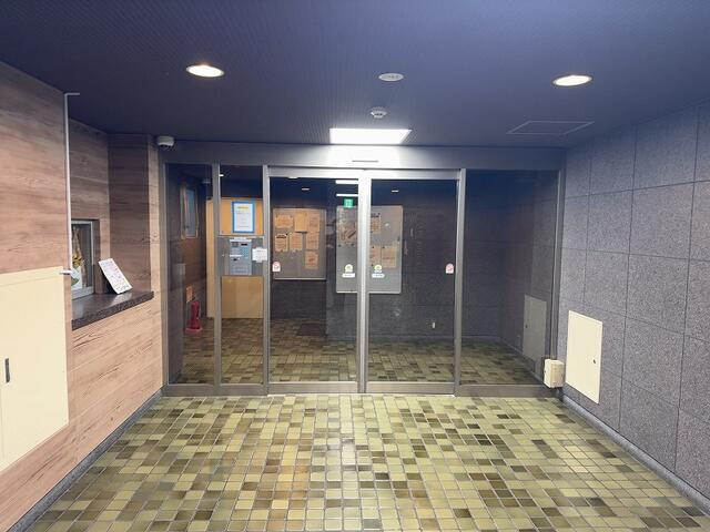 トーア新富マンションのエントランス
