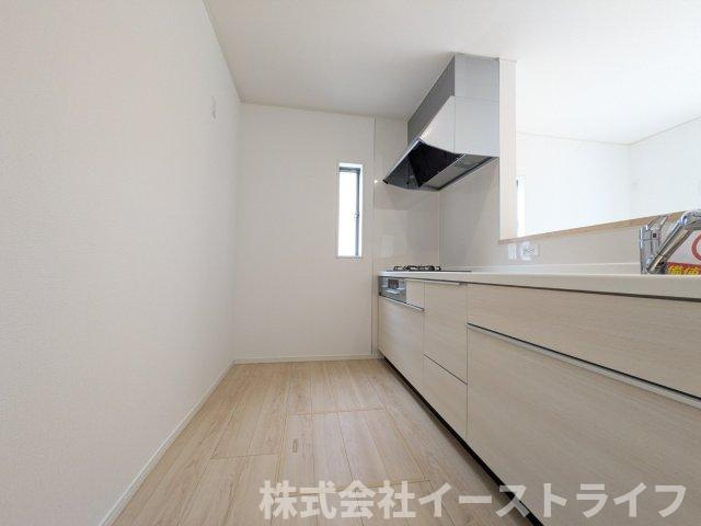 【新築戸建】　いわき市平豊間第9　全2棟のキッチン|同社施工写真　対面キッチンは家族とのコミュニケーションをとりながらお料理できるのが魅力です♪とくに小さなお子さんを持つご家庭では、調理中もお子さんの様子をみられるので大きな安心に繋がりますね♪
