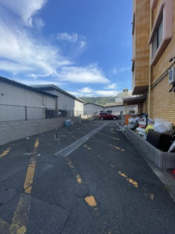 ”エステート野崎”の駐車場