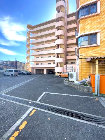 ”エステート野崎”の駐車場
