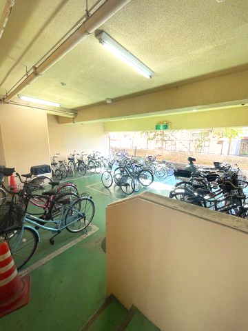 ”エステート野崎”の駐車場
