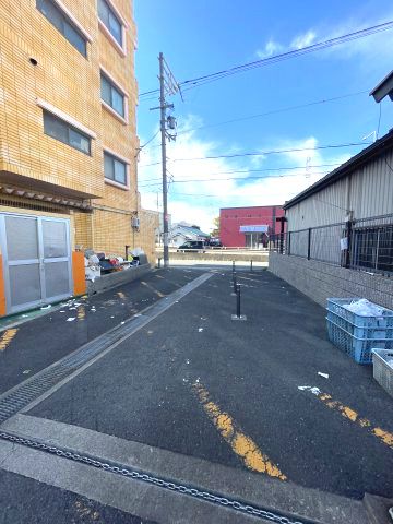 エステート野崎の駐車場